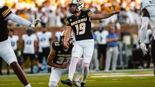 Blake Craig attempts a field goal