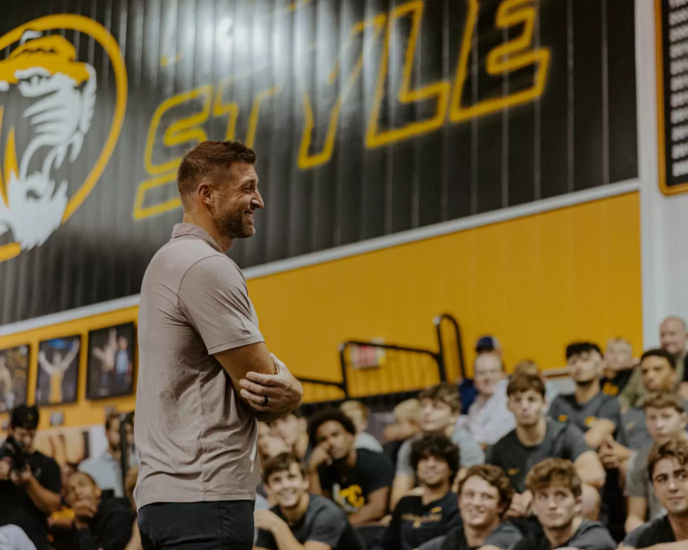 Tim Tebow stopped by wrestling practice to meet and talk with the team. 10/10/25