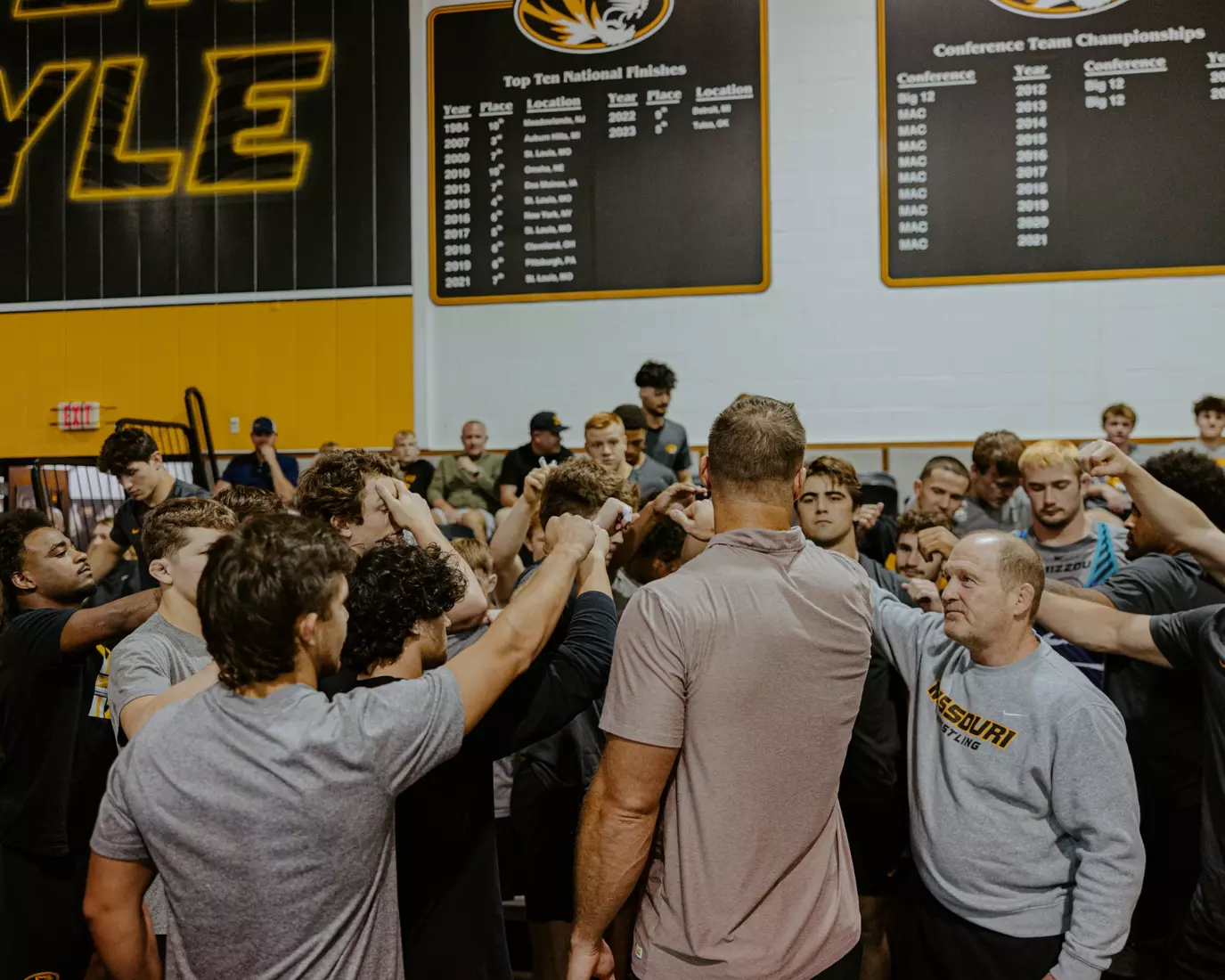Tim Tebow stopped by wrestling practice to meet and talk with the team. 10/10/25