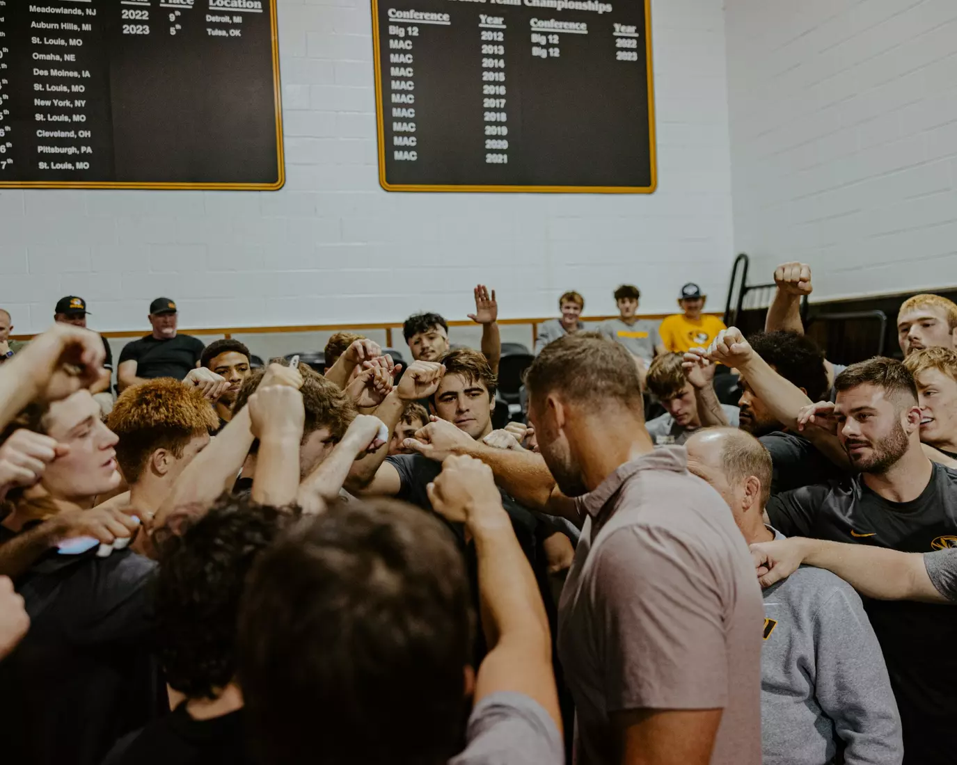 Tim Tebow stopped by wrestling practice to meet and talk with the team. 10/10/25