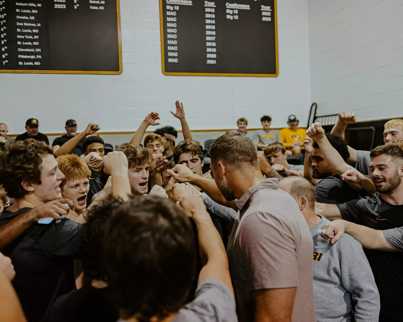 Tim Tebow stopped by wrestling practice to meet and talk with the team. 10/10/25
