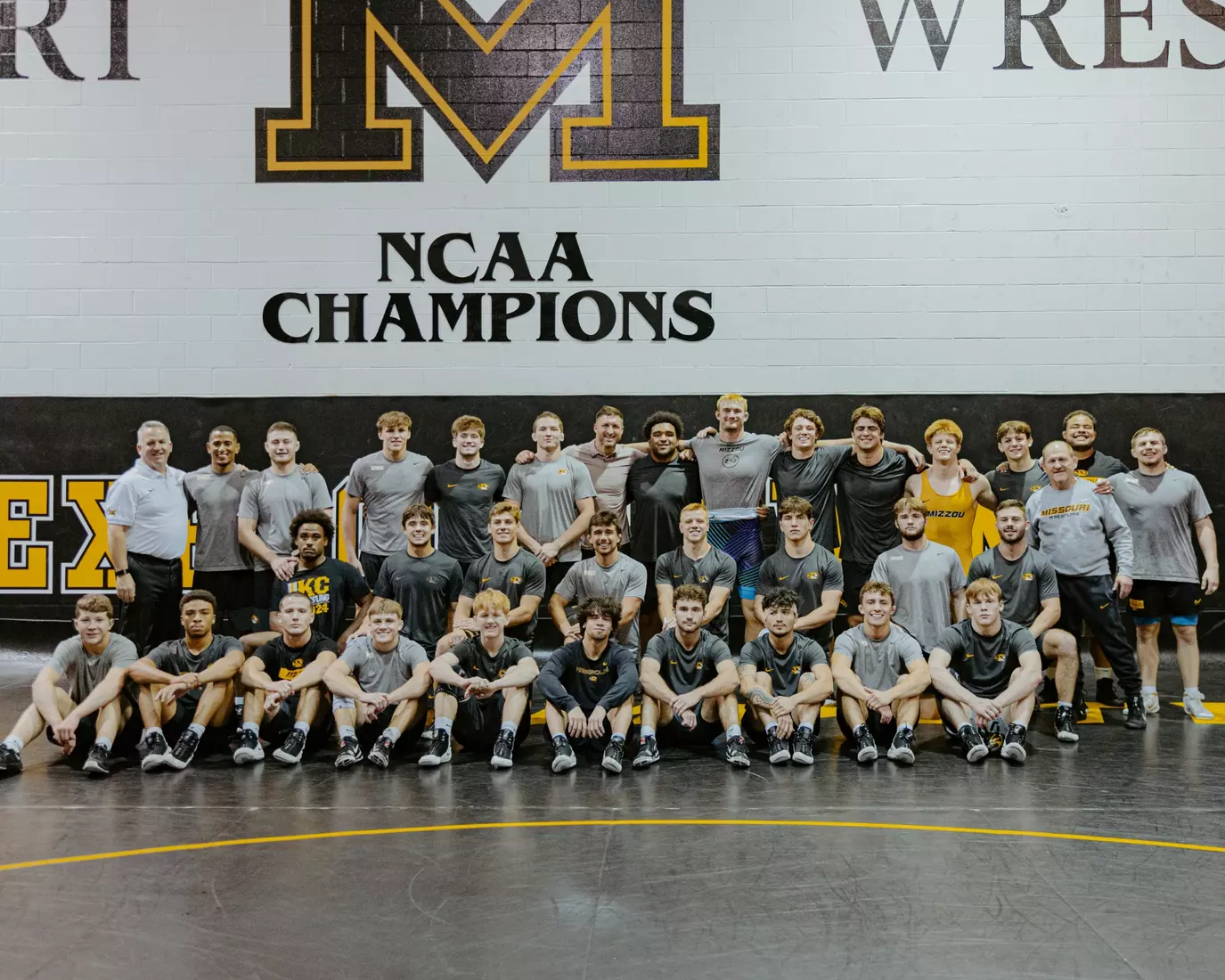 Tim Tebow stopped by wrestling practice to meet and talk with the team. 10/10/25