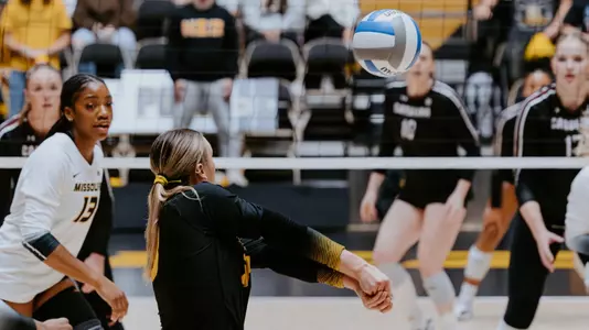 Maya Sands Tallies One of Her 32 Digs Against South Carolina