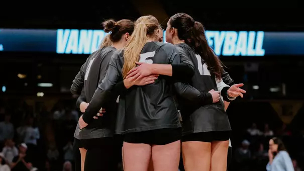 Team Huddles Against Vanderbilt in Nashville