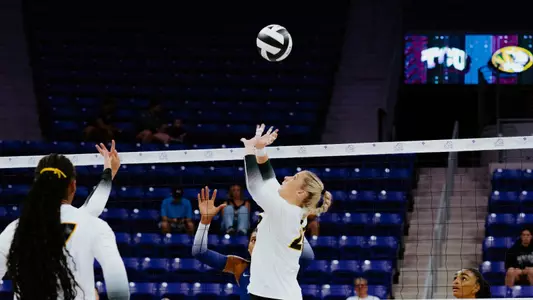 Marina Crownover Sets the Ball Against No. 15 TCU