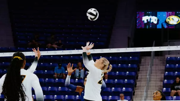 Marina Crownover Sets the Ball Against No. 15 TCU