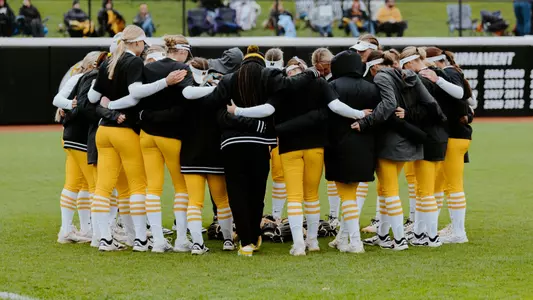 Mizzou Softball Huddles Together Before Facing Texas