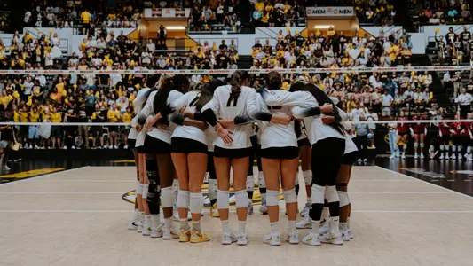 Mizzou Volleyball Huddles in Front of Hearnes Crowd Against Stanford