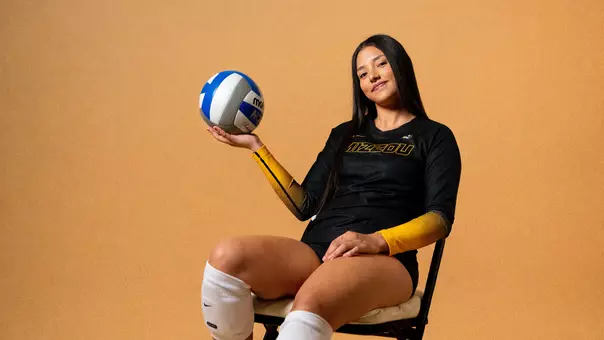 Ainoah Cruz signs with Mizzou Volleyball