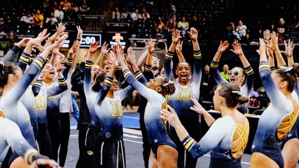 Hannah Horton celebrates with the team following her floor routine against Iowa State on Jan. 4, 2026.