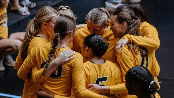 Mizzou Volleyball Bench Huddles Together Against Oklahoma