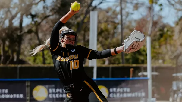 Marissa McCann pitching against Oregon at the NFCA Division I Classic