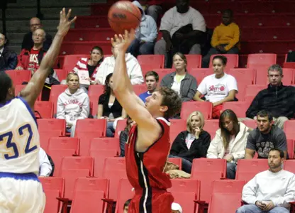Mavericks Close Fast, Down Griffons, 78-72 - Omaha Athletics