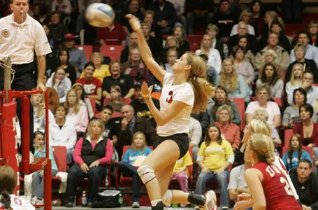 No. 14 Jennies Deal UNO 4-Set Loss in Regular-Seas - Omaha Athletics