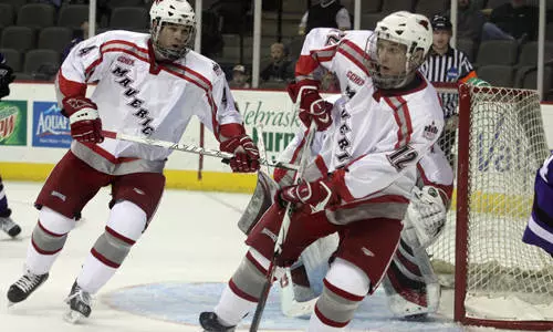 Mavericks Sweep Ferris State To Advance in CCHA Pl - Omaha Athletics