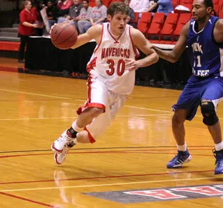 Mitch Albers Scores 25 as Mavs Drop Bearcats, 73-6 - Omaha Athletics