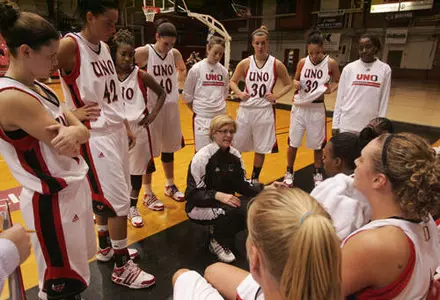 Lions Roar Past Maverick Women, 72-40 - Omaha Athletics