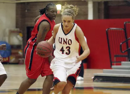 No. 20 Vikings Pull Away Late, Defeat Mavs - Omaha Athletics
