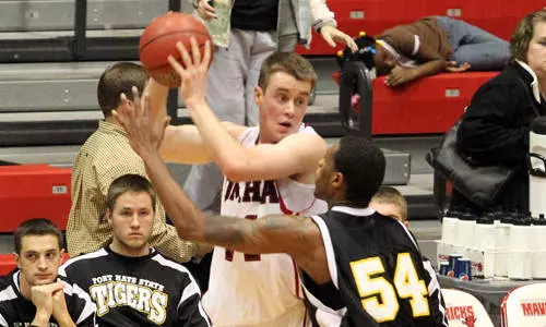 Karhoff Propels Mavericks Past UCM, 79-67 - Omaha Athletics