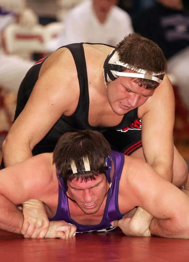 8 Mavericks Win to Give UNO Lead