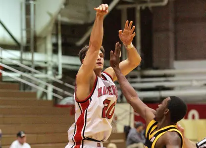 Robinson's 28 Leads UNO Past Midland - Omaha Athletics