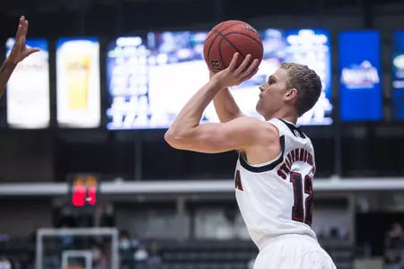 Mavericks Celebrate New Year at Hawai'i - Omaha Athletics