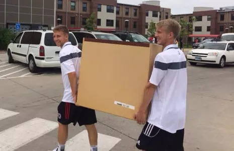 Mavs Lend a Helping Hand On Move-In Day - Omaha Athletics