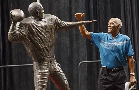 Briscoe Statue Unveiled at Baxter Arena