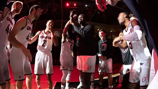Omaha men's basketball huddle