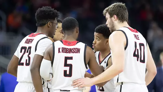 Omaha men's basketball huddle