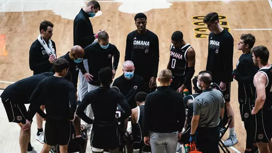 SN - Omaha men's basketball huddle