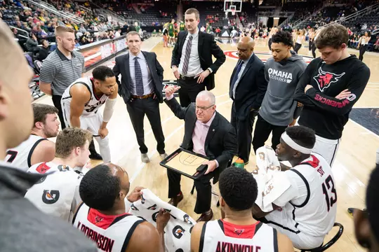 SN - Omaha men's basketball huddle