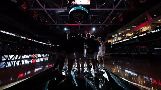 Omaha men's basketball huddle
