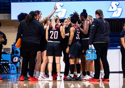 Carrie Banks huddle v San Diego