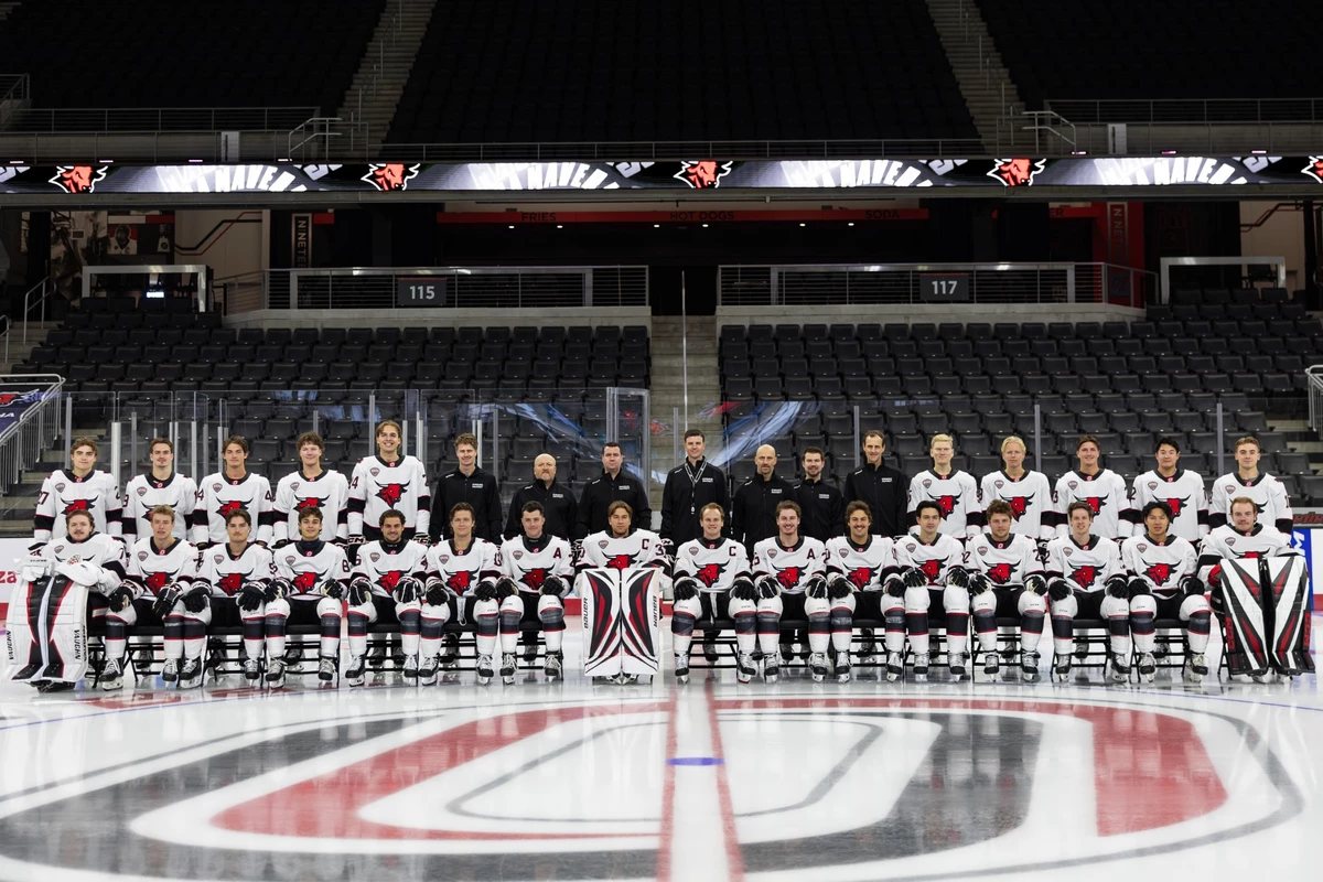 2025-26 Hockey Team Photo (Coaches Only)