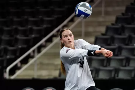VB| Makayla Tiahart pass