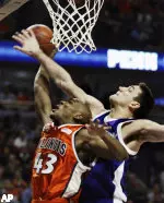 Illinois' Roger Powell goes up with a shot under pressure from Vedran Vukusic during the second half.