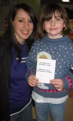 Kelly Dyer meets a new friend and signs an autograph.