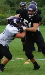 Freshman Jaylen Prater tries to fight through a block by redshirt freshman Doug Diedrick in a pass protection drill Monday morning.