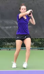 Freshman Manon Peri won 6-1, 6-4 on Sunday to capture a perfect 3-0 record over the weekend.