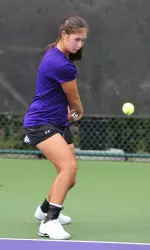 Nida Hamilton won 6-3, 6-4 over Amber Li of Yale on Saturday to move to 2-0 at the NU Fall Duals.