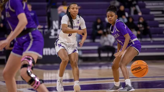 Kaylah Rainey makes a pass against Niagara