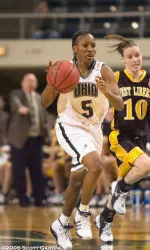 Women's Hoops Picks Up First Win Image