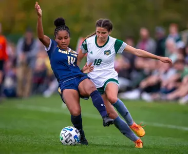 Shae Robertson battles for the ball
