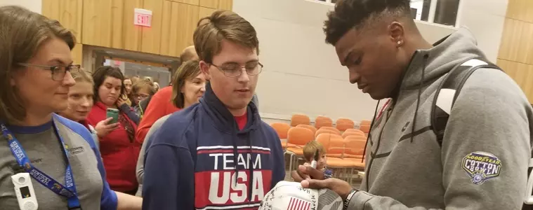 Buckeyes Spread Holiday Cheer at Nationwide Children’s Hospital