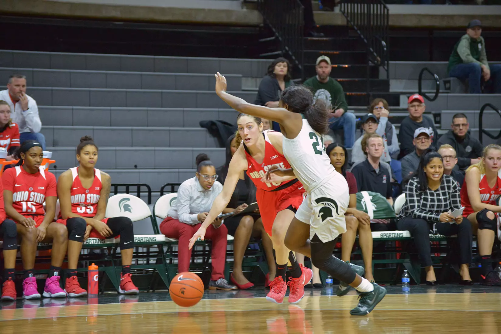 Buckeyes Stun Spartans, Win Third in a Row