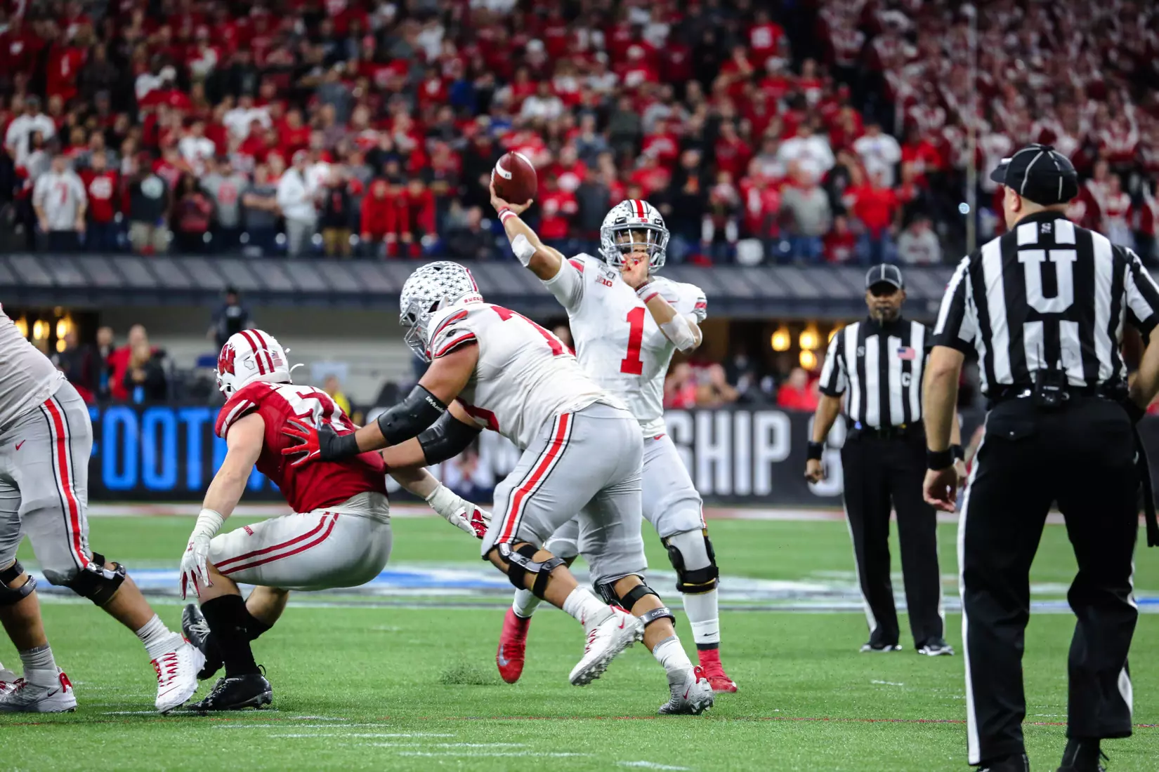 ??????Buckeyes Battle by Badgers for B1G 3-peat