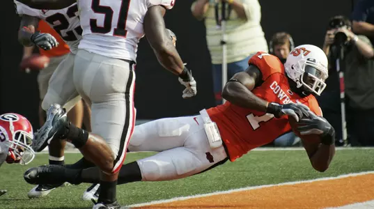 Oklahoma State's Dez Bryant dives into the end zone with a touchdown against Georgia during the fourth quarter . (AP Photo/Sue Ogrocki)