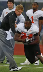 Brandon Weeden and Kendall Hunter at Oklahoma State's practice Thursday in San Antonio