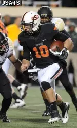 Clint Chelf runs with the ball.